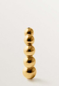 Jarrón de cerámica color dorado con un diseño esférico apilado, que presenta una textura suave y brillante y una abertura en la parte superior para flores.