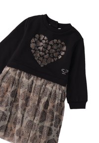 Vestido negro de manga larga, con un diseño de rhinestones en forma de corazón y una falda de tul transparente y estampada con motivos de corazones.