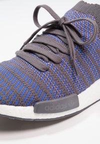 adidas Originals NMD_R1 - Joggesko - hi-res blue/core black/chalk coral