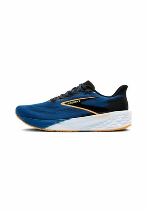 Herren-Laufschuh mit blauem und schwarzem Mesh-Obermaterial, weißem Zwischensohlen und orangefarbener Außensohle. Auffällige "Brooks"- und "Launch"-Markierung.