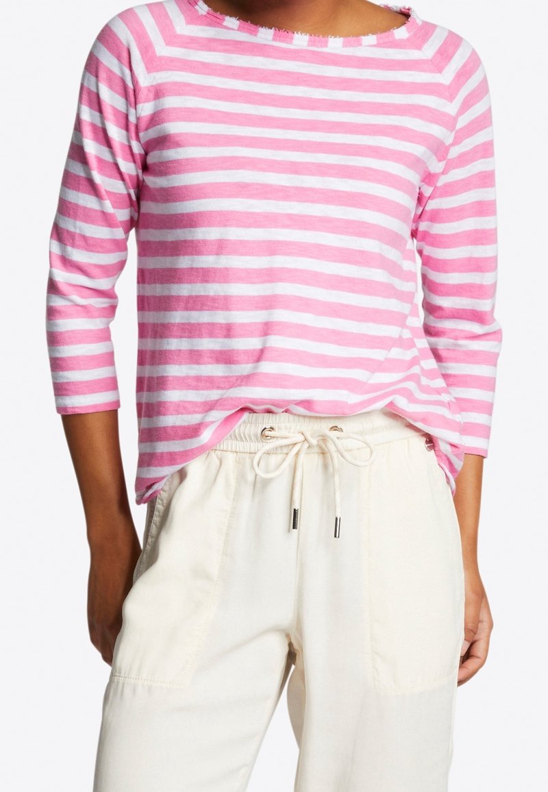 Katoenen shirt met een bootnek, 3/4 mouwen, roze en witte horizontale strepen, onafgewerkte halslijn, gecombineerd met beige broek met aansnoerkoord.