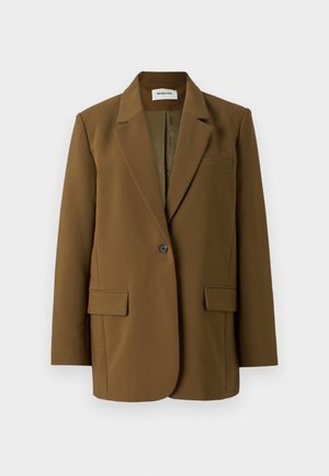 Blazer marrone su misura con colletto a punte, chiusura con un bottone, due tasche frontali e texture liscia. Interno foderato visibile.