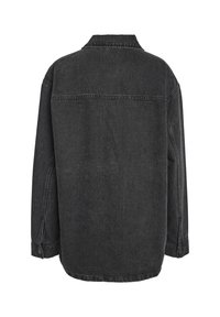 Svart denimjacka, långärmad, med krage, avslappnad passform, bakvy visar en rak fåll och subtila sömnadsdetaljer.