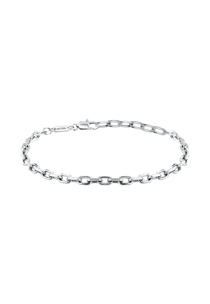 Bracciale in argento con maglie ovali, finitura lucida e chiusura sicura. Un elemento distintivo è un piccolo tag con il marchio.