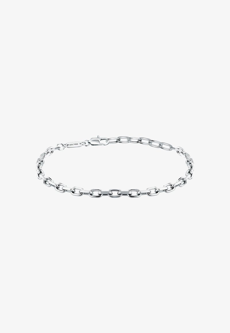 Bracciale in argento con maglie ovali, finitura lucida e chiusura sicura. Un elemento distintivo è un piccolo tag con il marchio.