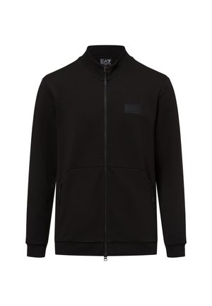 Schwarze Ganzzip-Jacke mit Stehkragen, langen Ärmeln, seitlichen Reißverschlusstaschen und dezentem Logo-Patch auf der linken Brust.