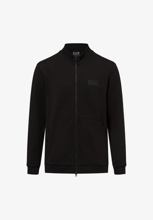 Schwarze Ganzzip-Jacke mit Stehkragen, langen Ärmeln, seitlichen Reißverschlusstaschen und dezentem Logo-Patch auf der linken Brust.