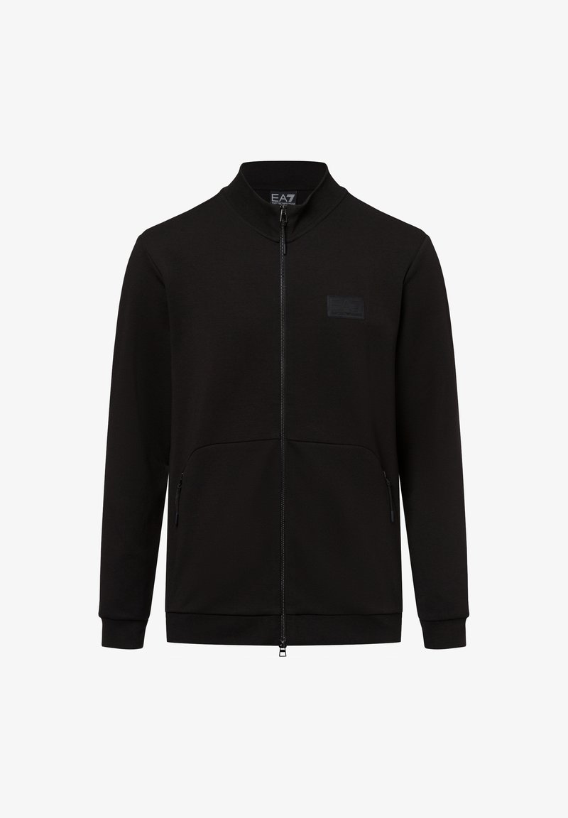 Schwarze Ganzzip-Jacke mit Stehkragen, langen Ärmeln, seitlichen Reißverschlusstaschen und dezentem Logo-Patch auf der linken Brust.