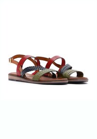 Sandales en cuir tressé avec des lanières rouges, vertes et bleu marine, une semelle en bois plate et une sangle de cheville ajustable pour un maintien sécurisé.