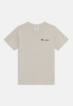 Bež t-shirt iz bombaža s kratkimi rokavi, okroglo ovratnikom, vezenim logotipom "Champion" v mornarsko modri barvi na levem prsnem delu ter majhnim logotipom na rokavu.