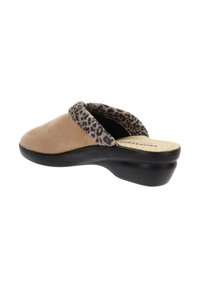 Zoccoli in suede marrone chiaro con un polsino in tessuto leopardato e suola in gomma nera. Il design presenta una punta arrotondata e un leggero tacco.