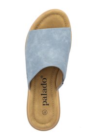 Sandalo a scivolo azzurro chiaro con tomaia in morbida pelle, soletta imbottita e suola in gomma marrone. Presenta un design della cinghia curvo con cuciture.