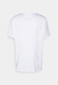 T-shirt in cotone bianco, maniche corte, collo rotondo, vestibilità comoda, texture liscia, design semplice, senza loghi o motivi visibili.