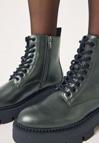 Tamaris Bottines à plateau - green metallic