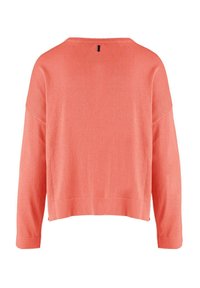 Maglione a maglia corallo con vestibilità ampia, spalle scese e maniche lunghe. Presenta un piccolo anello nero sul retro del collo per un tocco di dettaglio.
