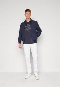 Armani Exchange Traperice ravnih nogavica - white