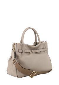 Borsa a mano in pelle beige con una silhouette strutturata, doppi manici, tracolla marrone staccabile e dettaglio decorativo con fibbia.