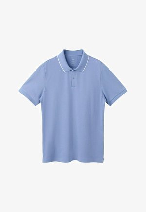 Polo de manga corta azul claro con ribete blanco en el cuello, tapeta de dos botones y frente liso sobre fondo blanco.