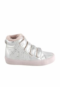 Metallisch silberner High-Top-Sneaker mit pinkem Kunstfellfutter, drei Klettverschlüssen, strukturiertem Muster und einer hellpinken Gummisohle.