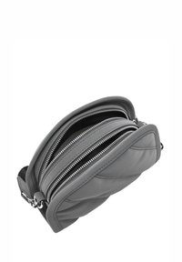 Szara skórzana torba na ramię z dwoma komorami zapinanymi na zamek, pikowanym wzorem i srebrnymi elementami ozdobnymi. Teksturowana powierzchnia i zaokrąglony kształt.