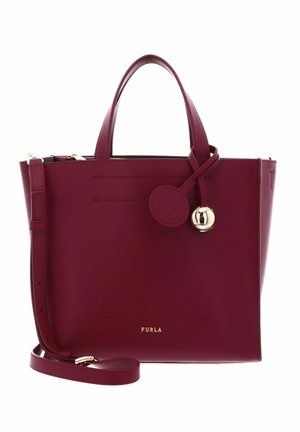 Sac à main Furla rouge foncé avec double poignée, une sangle d’épaule et des breloques décoratives rondes dorées et rouges.
