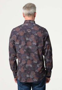 Bloemmotief overhemd in donkere stof met tinten van bordeauxrood, grijs en blauw; lange mouwen en een klassieke kraagontwerp.