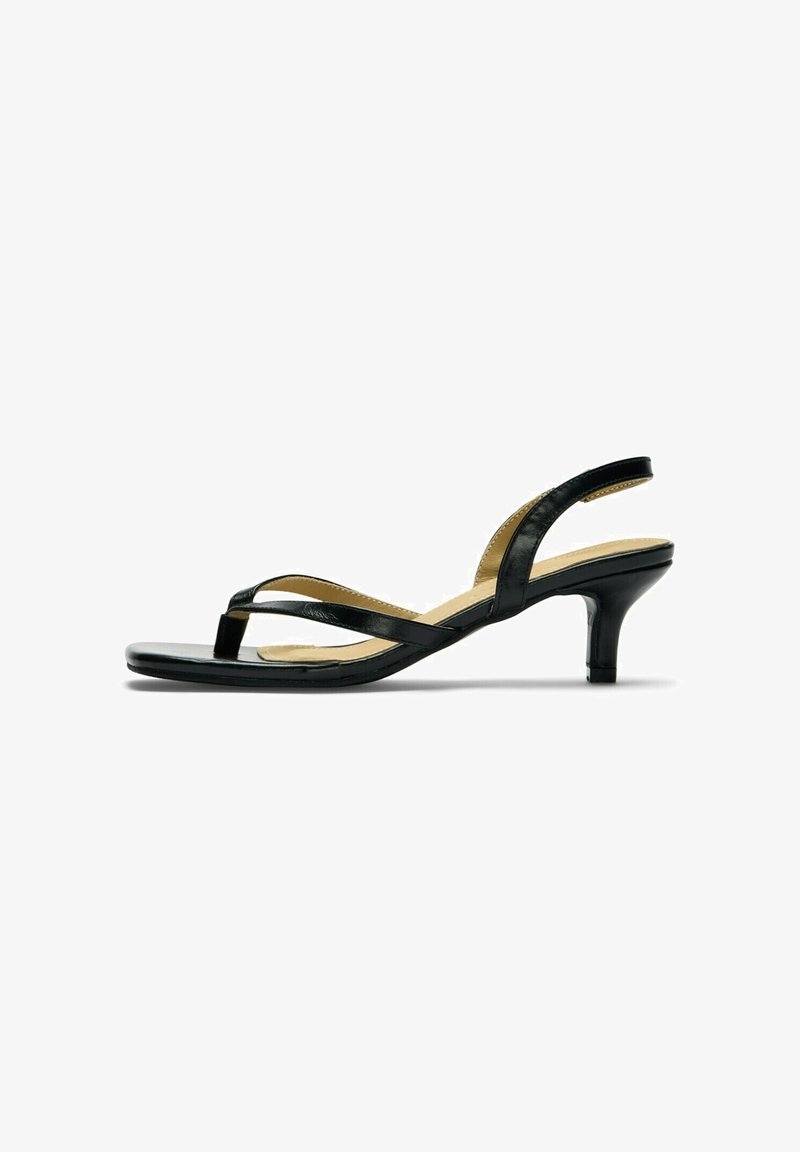 Sandale noire en cuir à petit talon avec fines lanières et bout ouvert, avec un design à bride arrière et une semelle intérieure beige.