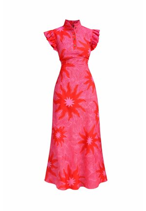 Μάξι φόρεμα με ψηλό γιακά, κούμπωμα με κουμπιά, βολάν στα κοντά μανίκια και έντονο κόκκινο λουλουδένιο σχέδιο σε ροζ ύφασμα.