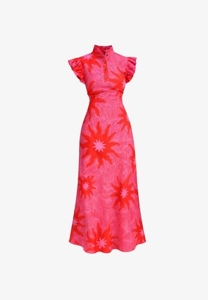 Maxi ruha magas gallérral, gombos záródással, fodros vállrésszel és élénk piros virágmintával rózsaszín anyagon.