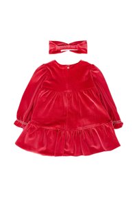 Robe en velours rouge avec des manches longues, un corsage froncé et un ourlet volanté. Inclut un bandeau assorti en velours rouge. Fermeture à boutons au dos.