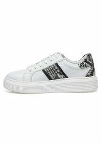 Baskets blanches avec des accents en cuir serpent noir et blanc texturé, dotées d'une épaisse semelle blanche et d'un design à lacets. Matériau en cuir lisse.