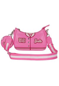Bolso de vinilo rosa con rayas blancas y herrajes plateados. Presenta el logo "Barbie", una impresión de "59" y un pequeño bolso redondo desmontable.