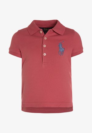 Dziecięca koszulka polo z krótkim rękawem w kolorze przygaszonego różu z trzema guzikami i niebieskim haftowanym logo gracza polo na piersi.