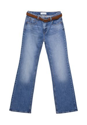 Jean en denim bleu avec une ceinture en cuir marron, zones décolorées sur les cuisses, style à cinq poches et coupe droite.