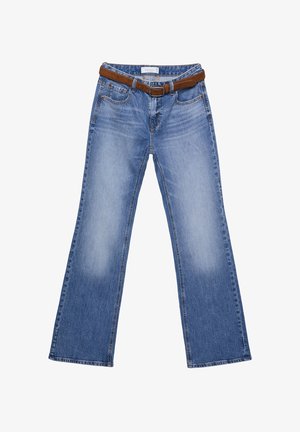 Blå denim jeans med et brunt læderbælte, slidte områder på lårene, fem-lomme stil og lige ben.