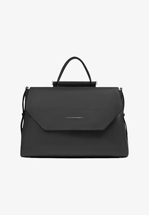 Schwarze Ledertasche mit strukturiertem Design, die eine umklappbare Klappe, Logo aus Goldbeschlägen und beidseitige Träger aufweist.