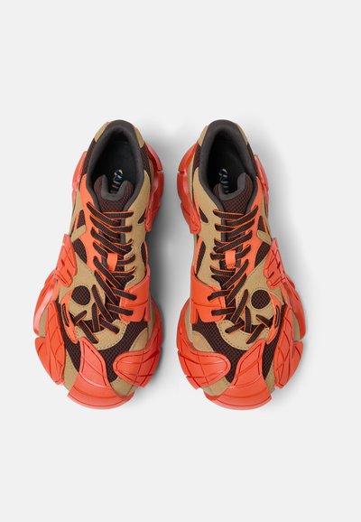 Tenis materiaal in combinatietinten van bruin, oranje en beige, met een gestructureerd ontwerp, netstof van verschillende texturen en een volumineuze zool.