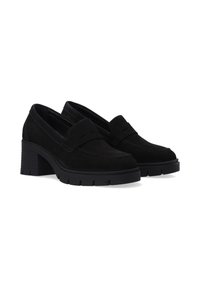 Mocassins en suède noir avec un devant cousu, un talon carré et une semelle en caoutchouc. Le design comprend deux bandes horizontales proéminentes traversant le devant.
