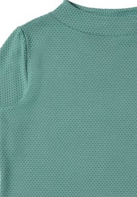 Top in tessuto verde acqua con una piccola colletto. Presenta un motivo simile alla rete, maniche corte e un tessuto morbido adatto per abbigliamento casual.