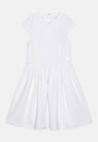 Biała sukienka z krótkimi rękawami, teksturowany materiał z kwiatowym wzorem, okrągły dekolt oraz zamek błyskawiczny z tyłu. Rozkloszowana spódnica.