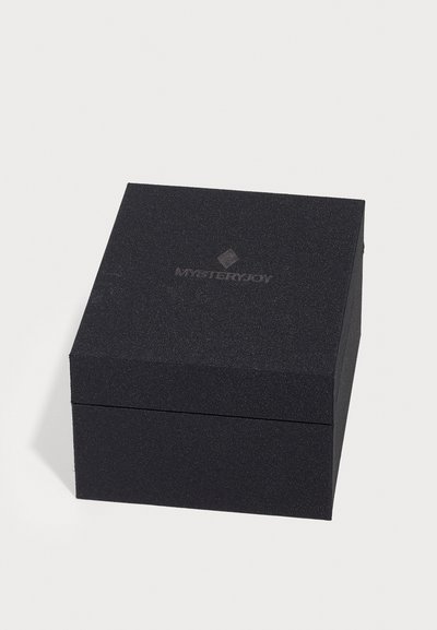 Cutie neagră din carton cu o suprafață texturată, formă pătrată și un logo subtil "MYSTERYJOY" embosat pe capac.