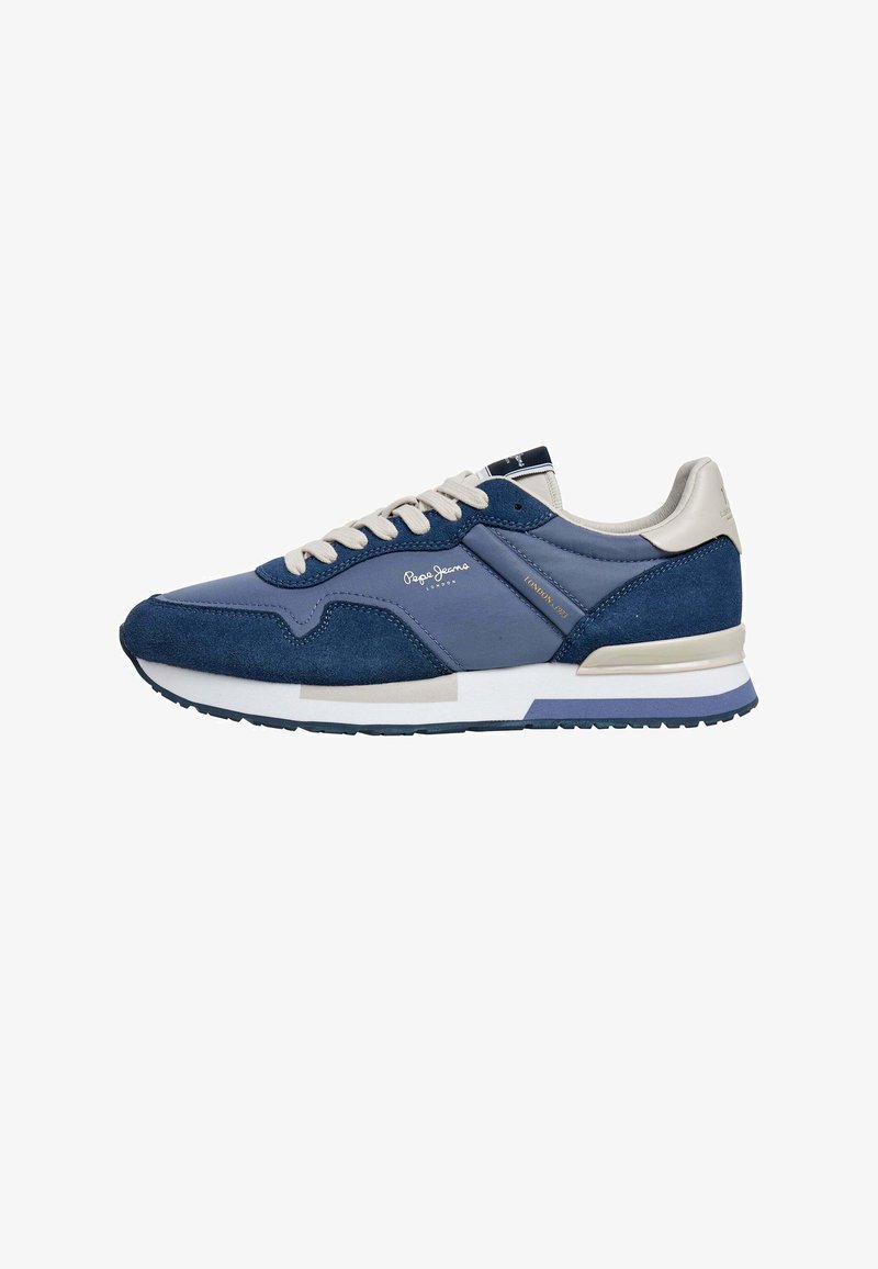 Baskets bleu marine et beige avec des lacets blancs, des panneaux en daim et tissu, marquées "Pepe Jeans London", et une semelle blanche avec une semelle extérieure rainurée.