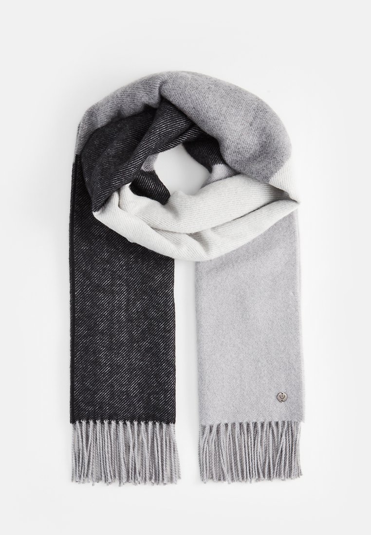 Strickschal mit einem Farbverlauf in Grautönen, der einen strukturierten dunkelgrauen Abschnitt, weichen hellgrauen Stoff und fransige Kanten aufweist.