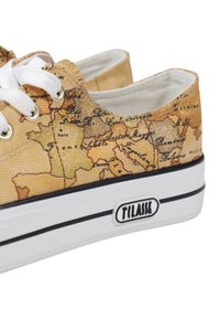Sneaker in tela con motivo mappa, fondo beige, lacci bianchi e suola nera. Dettaglio del logo evidente sul lato.