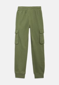 Χακί πράσινο φόρμας cargo με ελαστική μέση, πλαϊνές τσέπες με καπάκι και πλεκτές μανσέτες σε λευκό φόντο.