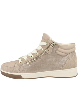 Beige High-Top Sneakers aus Wildleder mit metallic Glanz, ausgestattet mit einem goldfarbenen Reißverschluss, cremfarbenen Schnürsenkeln und strukturierten Akzenten am Knöchel.
