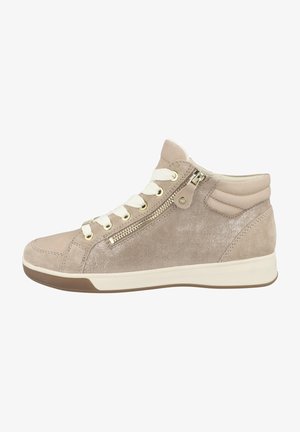 Beige High-Top Sneakers aus Wildleder mit metallic Glanz, ausgestattet mit einem goldfarbenen Reißverschluss, cremfarbenen Schnürsenkeln und strukturierten Akzenten am Knöchel.