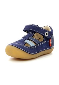 Scarpa in suede blu navy con suola in gomma, caratterizzata da un cinturino in velcro e un design a intaglio. Accenti blu chiaro e dettagli di cucitura bianchi.