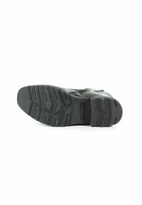 Czarne sneakersy z teksturowaną gumową podeszwą o wzorzystym bieżniku, zamknięciem na zamek błyskawiczny z boku oraz gładkim materiałem górnym.