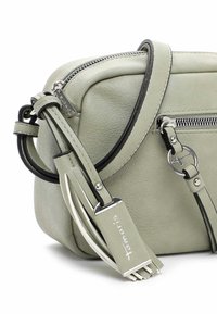 Borsa a tracolla verde in pelle con chiusura a zip, dettagli neri e una nappina decorativa. Dotata di tracolla regolabile e hardware in argento.